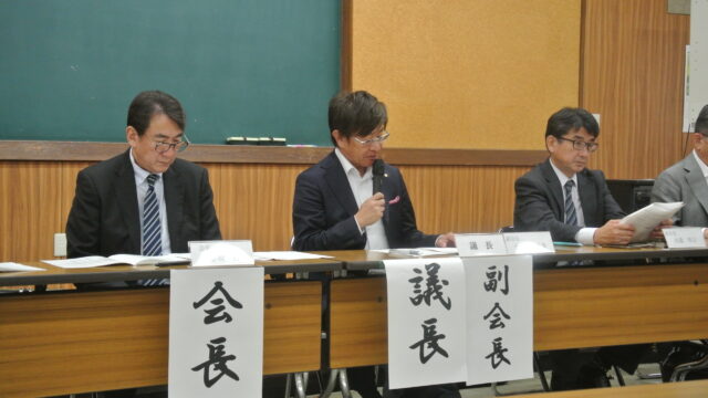 議事を進行する協会役員